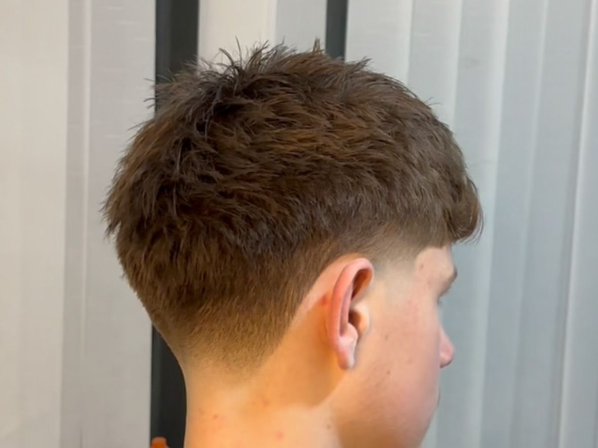 Side view of a textured crop with a low taper